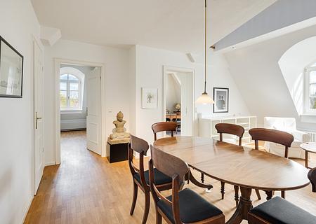 Charmantes Domizil im historischen Hubertuspalais: 2013 modernisierte 3-Zimmer-Wohnung - Elegante Dachgeschosswohnung