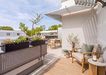 Lichterfüllte, optimal geschnittene 4-Zimmer-Dachterrassenwohnung mit perfekter Infrastruktur - Großzügige Terrasse (virtuell möbliert)