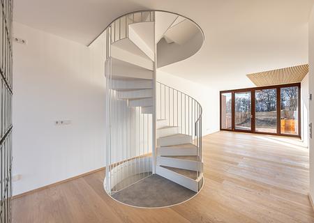 Neubau: Mittelhaus mit modernem Design am Starnberger See - Livingbereich mit Gartenblick 