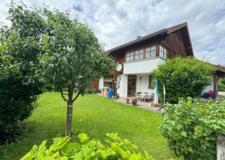 Attraktives Einfamilienhaus mit großem Potential
- Mit Einliegerwohnung
- Zum Eigennutz - Gartenansicht