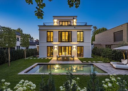 Bezugsfertiger Neubau: Luxuriöse Highend-Villa mit kosmopolitischem Flair und Pool - Wohnen auf höchstem Niveau