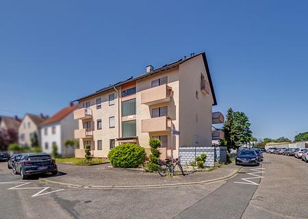 Attraktive 2-Zimmer-Wohnung mit zwei Balkonen und Garage in Mannheim - Hausansicht