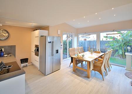 Familienwohnen neu gedacht – modernes Zweifamilienhaus mit viel Platz und Zukunftsperspektive - Küche/Essen EG