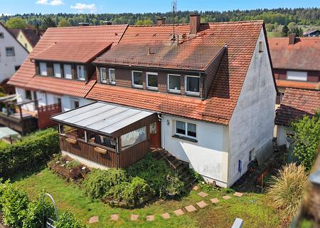 Ihr Zuhause mit Perspektive: Charmante Doppelhaushälfte mit Garten in Keltern-Weiler - Außenansicht