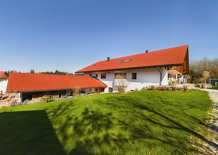 Hochwertiges Wohnen und Arbeiten mit Bergblick und Garten
- Nahe Penzberg und Bad Tölz - Hausansicht vom Westen