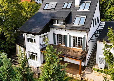 Kernsanierte Villa mit Charakter und Weitblick bis zu den Alpen - Luftansicht
