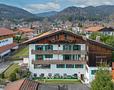 Tegernsee-Flair mit Wallbergblick: Sanierte 3-Zimmer-Wohnung mit großem Sonnenbalkon - Aussenansicht