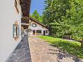 Über den Dächern von Bayrischzell – großzügiges Familiendomizil mit traumhaftem Alpenpanorama - Seitliche Terrasse im Erdgeschoss mit Nebengebäude
