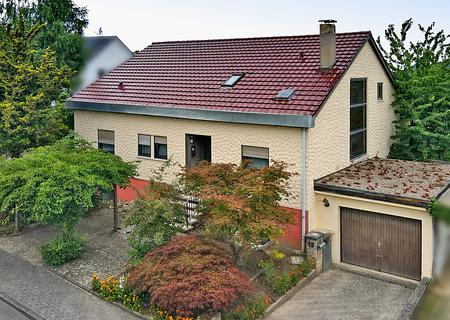 Großes Einfamilienhaus mit ca. 185 qm Wohnfläche in ruhiger Ortsrandlage (Sanierungsobjekt) - Frontansicht