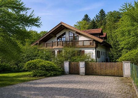 Attraktives Zweifamilienhaus in ruhiger Lage in Tutzing-Kampberg - Hausansicht