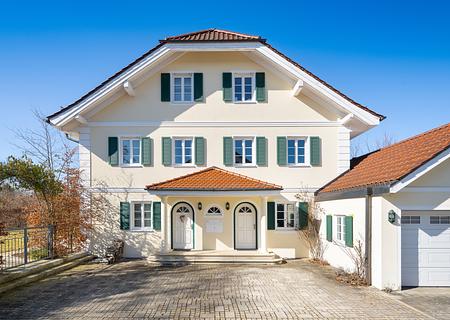 Elegante Villa im Landhausstil mit separatem Einlieger- oder Bürobereich - Eleganter Landhaus-Stil