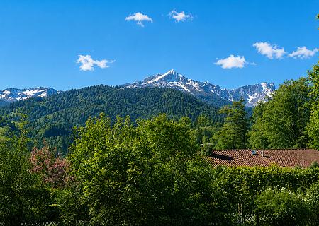 Traumgrundstück mit Bestandsgebäude in Partenkirchen - Ausblick_vom Balkon_Bestandsgebäude_Frühjahr