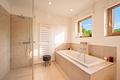 Moderne Architektenvilla mit exklusivem Interior-Konzept, Lift, Spa-Lounge, Home-Gym und Outdoorpool - Modernes Badezimmer
