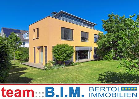 Architekten-Villa auf Filetgrundstück in Top-Lage:
 Licht. Ruhe. Privatsphäre. - Day