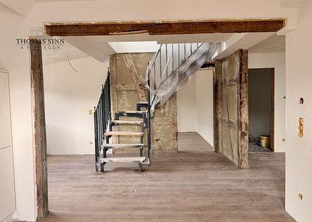Großzügiges Wohnen auf zwei Ebenen – 5,5-Zimmer Maisonette Wohnung mit Dachterrasse & Fachwerk - Wohn-/Esszimmer