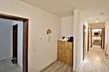 Ruhig gelegene 2-Zimmer-Wohnung mit offener Wohnküche, Balkon & Garage - zum Sommer bezugsfrei - Flur