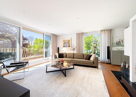 Eleganz und Lichtfülle am Schlosspark: Großzügiges Penthouse mit Kamin und Liftlanding - Exklusives Wohngefühl