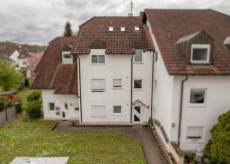 Einziehen & wohlfühlen: Bezugsfreie 3-Zimmer-Wohnung mit Balkon und Tiefgarage in Kuppenheim - Hausansicht