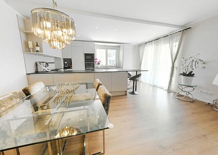 Exklusive voll möblierte Gartenwohnung mit Whirlpool, Terrasse & Nähe zu Salzburg zur Miete - Wohnen/Essen