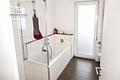 Moderne und lichtdurchflutete 3-Zimmer-Wohnung mit Sonnenbalkon und Tiefgaragenstellplatz - Badezimmer