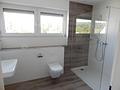 Frisch renovierte 3-Zimmer-Wohnung mit Balkon, Loggia & saniertem Bad im gepflegten Zweifamilienhaus - Badezimmer Bild 1