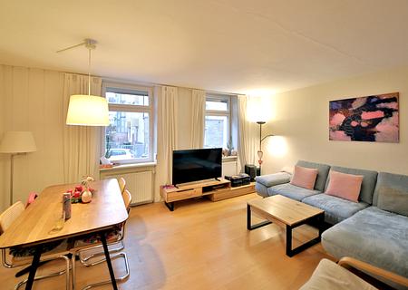 Frei werdende 3-Zimmer-Altbauwohnung mit Gartennutzung in Stuttgart-West - Helles Wohnzimmer