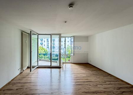 Wohnung ist bezugsfrei / Süd-Loggia / EBK / weißes Bad / 1 Zi ETW  2. OG / ruhige Innenhoflage - Wohnen