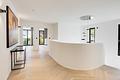 Bezugsfertiger Neubau: Luxuriöse Highend-Villa mit kosmopolitischem Flair und Pool - Stylisches Treppenhaus
