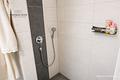 Neuwertige und offen gestaltete 2-Zimmer-EG-Wohnung mit schöner Terrasse - Bodentiefe Dusche