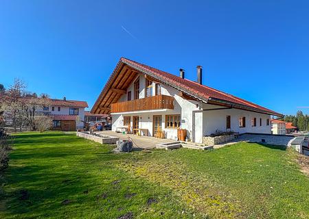 Hochwertiges Wohnen und Arbeiten mit Bergblick und Garten
- Nahe Penzberg und Bad Tölz - Hausansicht mit Garten und Terrasse