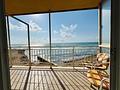 Renovierungsbedürftiges Appartement mit 2 Schlafzimmern und 1 Bad in erster Linie am Strand