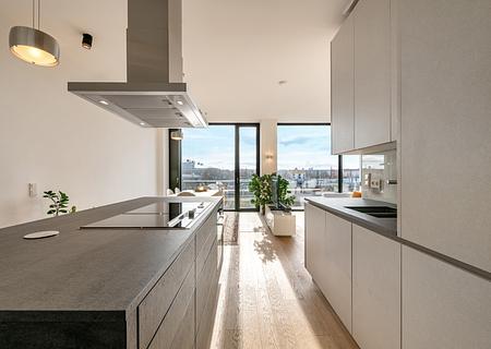 Friends Tower 2: Lichterfüllte, ideal geschnittene 2-Zimmer-Wohnung mit Concierge und Rooftop - Wohnen/Essen/Kochen vereint
