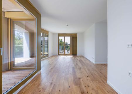 Fertigstellung noch diesen Sommer! Wohnen im Grünen: XXL-Familienwohnung mit phantastischem Garten - Wohnraum | Beispiel