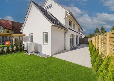 kurzfristig bezugsfertig: Schöne Neubau-Doppelhaushälfte mit großem Souterrainbereich - Gartenansicht Haus 1