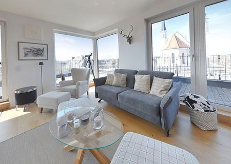 Exklusives Penthouse mit Alpenblick – stilvolles Wohnen nahe Salzburg - voll möbliert - Wohn-_Essbereich_2