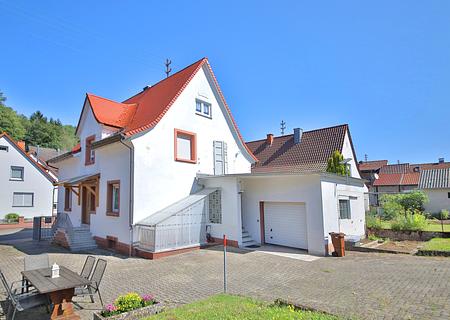 Schönes Familienhaus mit viel Platz für Hobbyaktivitäten! - Rückseite Haus