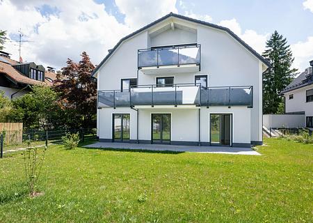 Sofort einziehen! Phantastische 3-Zimmer-Wohnung mit XXL-Garten im begehrten Waldperlach - Hausansicht und XXL-Garten