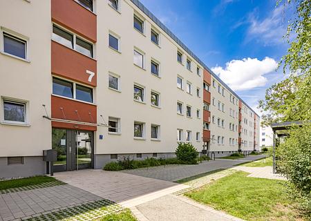 Gepflegte Wohnanlage mit 32 ideal geschnittenen 3-Zimmer-Wohnungen - Gebäude mit vier Eingängen