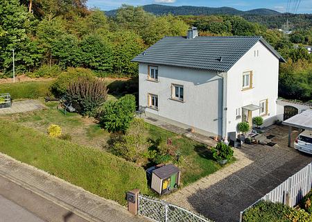 Gepflegtes Einfamilienhaus in erhöhter Lage mit unverbaubarem Panoramablick in den Schwarzwald - Vorderansicht