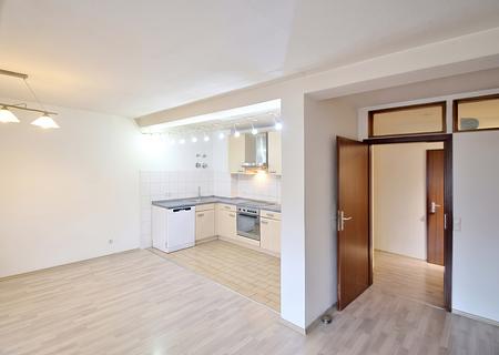 Frisch vermietet: Attraktive 2-Zimmer-Kapitalanlage mit Balkon in Schömberg - Wohnzimmer mit Küche