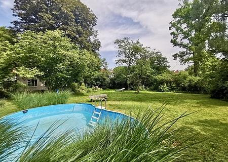 Vermietetes Wohnhaus mit Nießbrauch im Villenviertel Planeggs - Gartenansicht mit Pool