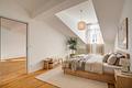 Lichtfülle unter dem Dach: Reizende 2-Zimmer-Wohnung mit Panorama-Terrasse - Bildschönes Schlafzimmer (virtuell möbliert)