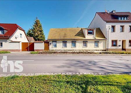 PROVISIONSFREI: Doppelhaushälfte in Bad Lauchstädt – kompakt, solide & mit Potenzial - Außenansicht