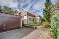 Freistehendes Einfamilienhaus mit Einliegerwohnung, Doppelgarage und großem Naturgarten am Waldrand - Garage/Zugang 