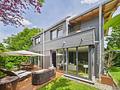 Architektonisches Juwel:
Einfamilienhaus mit hochwertiger Ausstattung
- sehr viel Privatsphäre - Gartenansicht