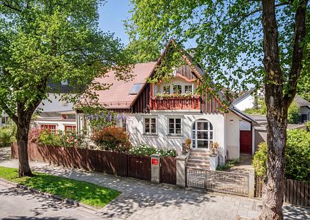 Historisches Juwel von 1913 an der Blutenburg mit Pool und Atelierhaus - Traumdomizil im Cottage-Stil