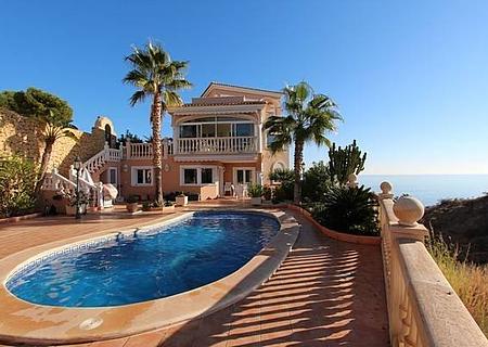 Schöne Villa mit großem privatem Pool und beeindruckendem Blick über die Küste