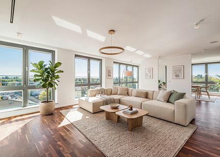 Lichtdurchflutete 3-Zimmer-Wohnung mit Penthouse-Flair und Alpenblick - Lichtdurchflutetes Wohnzimmer (virtuell möbliert)