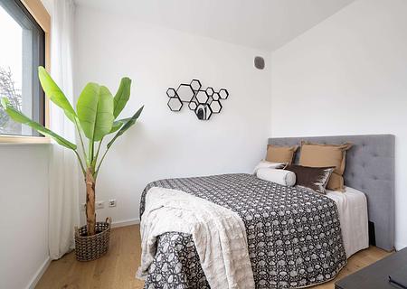 Sofort bezieh- oder vermietbar: Loft-Apartment am Perlacher Forst - ideale Kapitalanlage! - lichtdurchflutetes Schlafzimmer