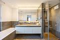 Klassische Eleganz im "Ludwig": 3-Zimmer-Luxus-Domizil mit Liftlanding, Terrasse und Stellplätzen - Das Masterbad ist ausgestattet mit bodentiefer Dusche und Badewanne